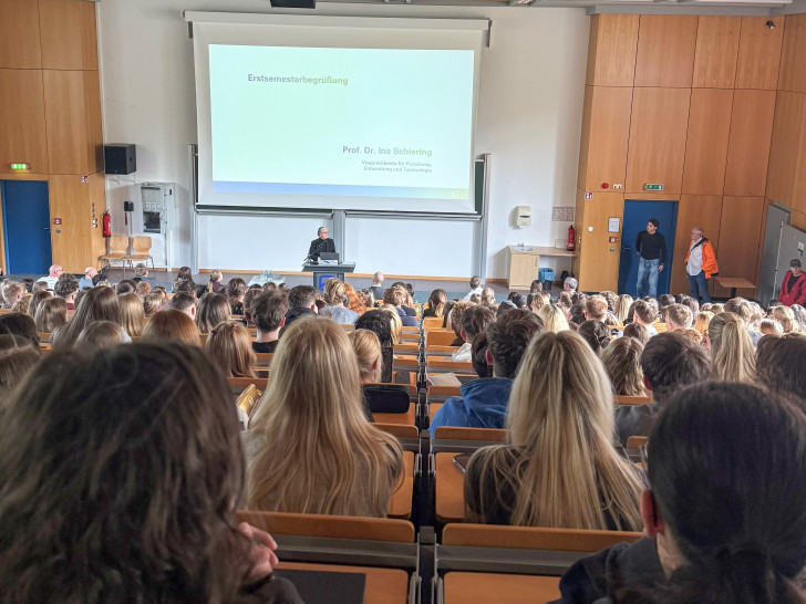 Blick in den Hörsaal bei der Erstsemesterbegrüßung am Campus Salzgitter der Ostfalia Hochschule. 