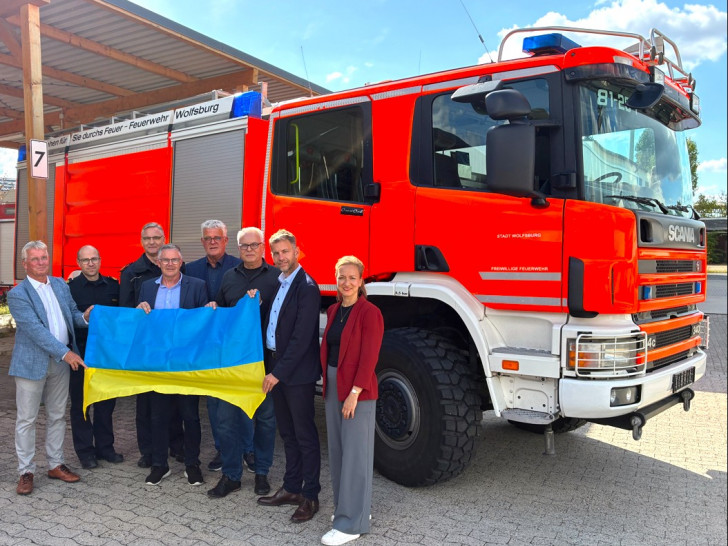 Vertreter aus Politik, von der Berufsfeuerwehr und der Stadt mit Oberbürgermeister Dennis Weilmann (zweiter von rechts) mit dem Feuerwehr-Löschfahrzeug für Nischyn.