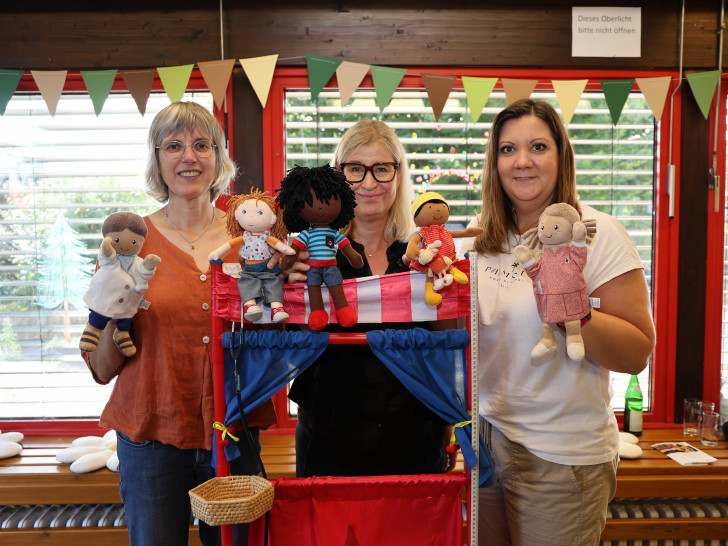 Zeigen den Kindern im Spiel mit Handpuppen, dass sie sich nicht vor einer Einschulungsuntersuchung fürchten müssen: v.l. Ursula Wolter, Ärztin, Dr. Jacqueline Bahlmann-Duwe und Janet Sajitz, Krankenschwester.