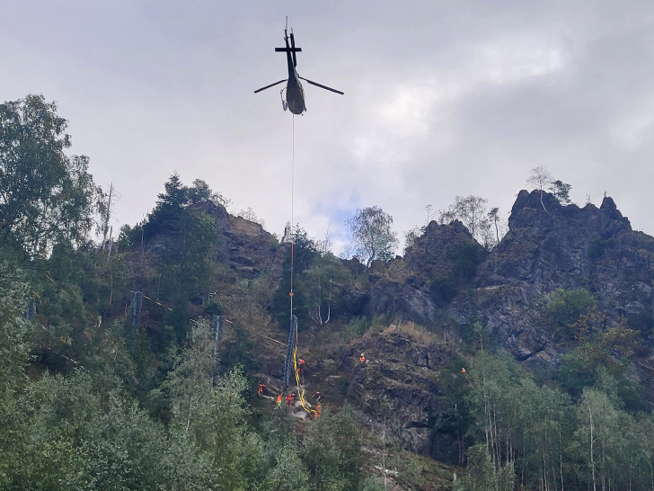 Der Fangzaun musste mit einem Hubschrauber eingesetzt werden.