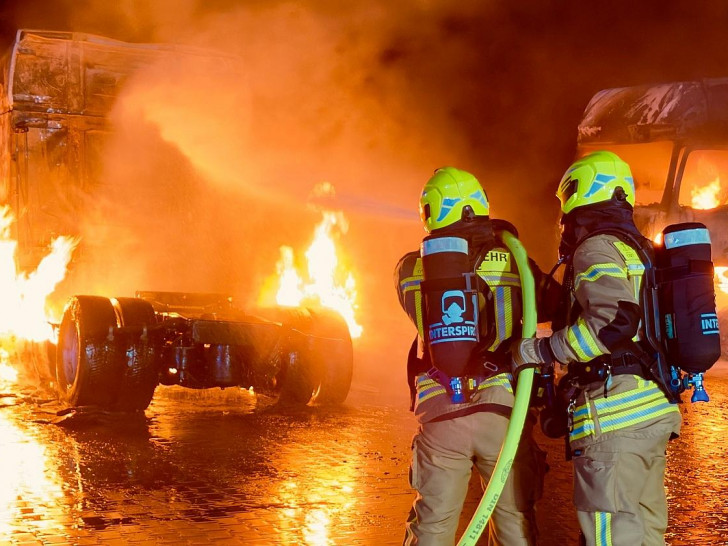 Zwei Lkw auf Firmengelände in Vollbrand (Archiv)