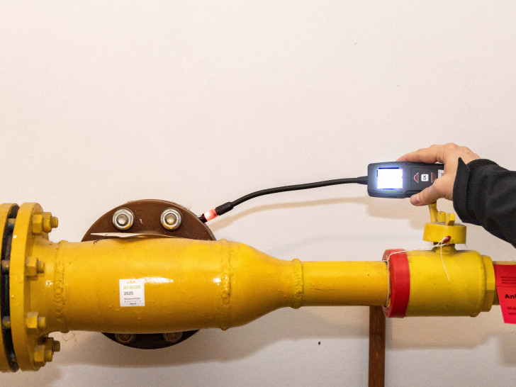 Bei der Überprüfung der Gasleitung zeigt das Messgerät Alarm: An der Anlage am Schölkegraben 1 wurden Undichtigkeiten festgestellt. Die Gasversorgung für die Warmwasserbereitung der acht Wohnungen sowie für die Küche des Restaurants Montenegro wurde daraufhin unterbrochen.