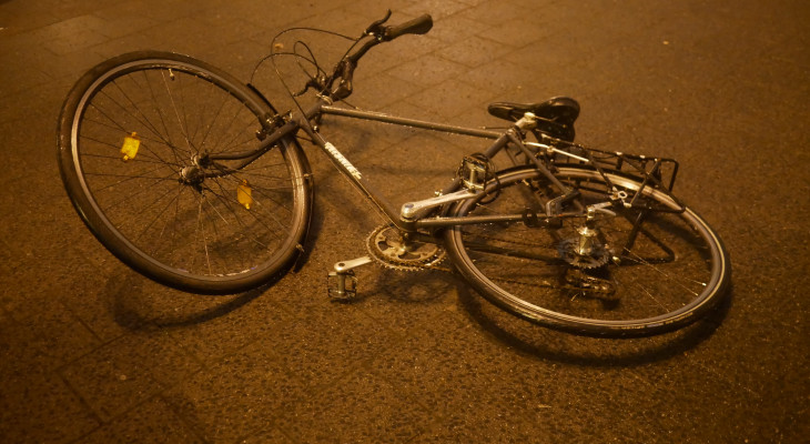 Wolfsburg: Radfahrerin stürzt und zieht sich schwere Kopfverletzungen zu