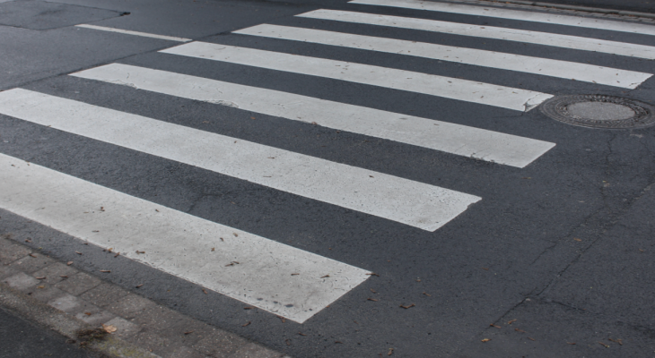 Helmstedt: Mercedes erfasst Fußgängerin auf Zebrastreifen