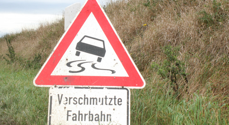 Wer haftet bei verschmutzten Straßen? Das gilt zur Erntezeit