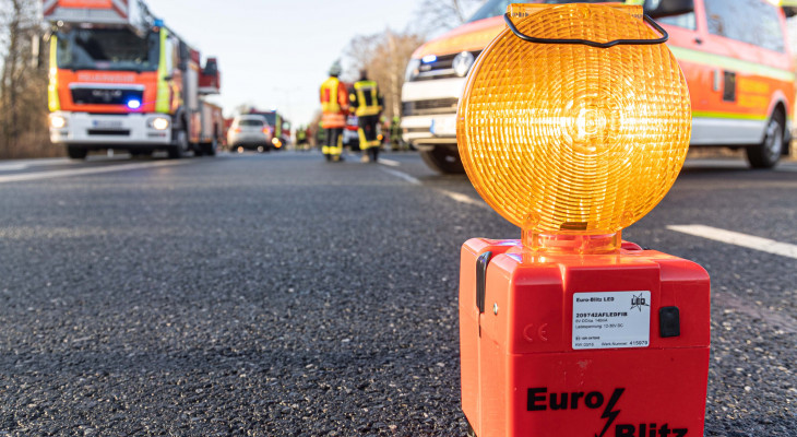 Schwerer Unfall bei Oker: Zwei Autos in Vollbrand