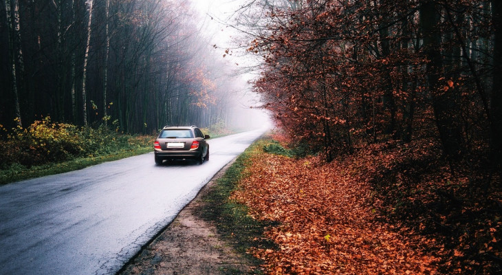 ADAC gibt Tipps für die sichere Fahrt im Herbst