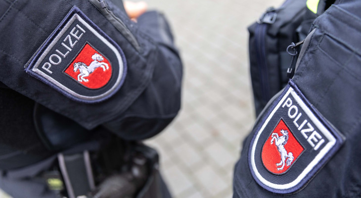 Salzgitter: Beifahrer greift Polizisten an